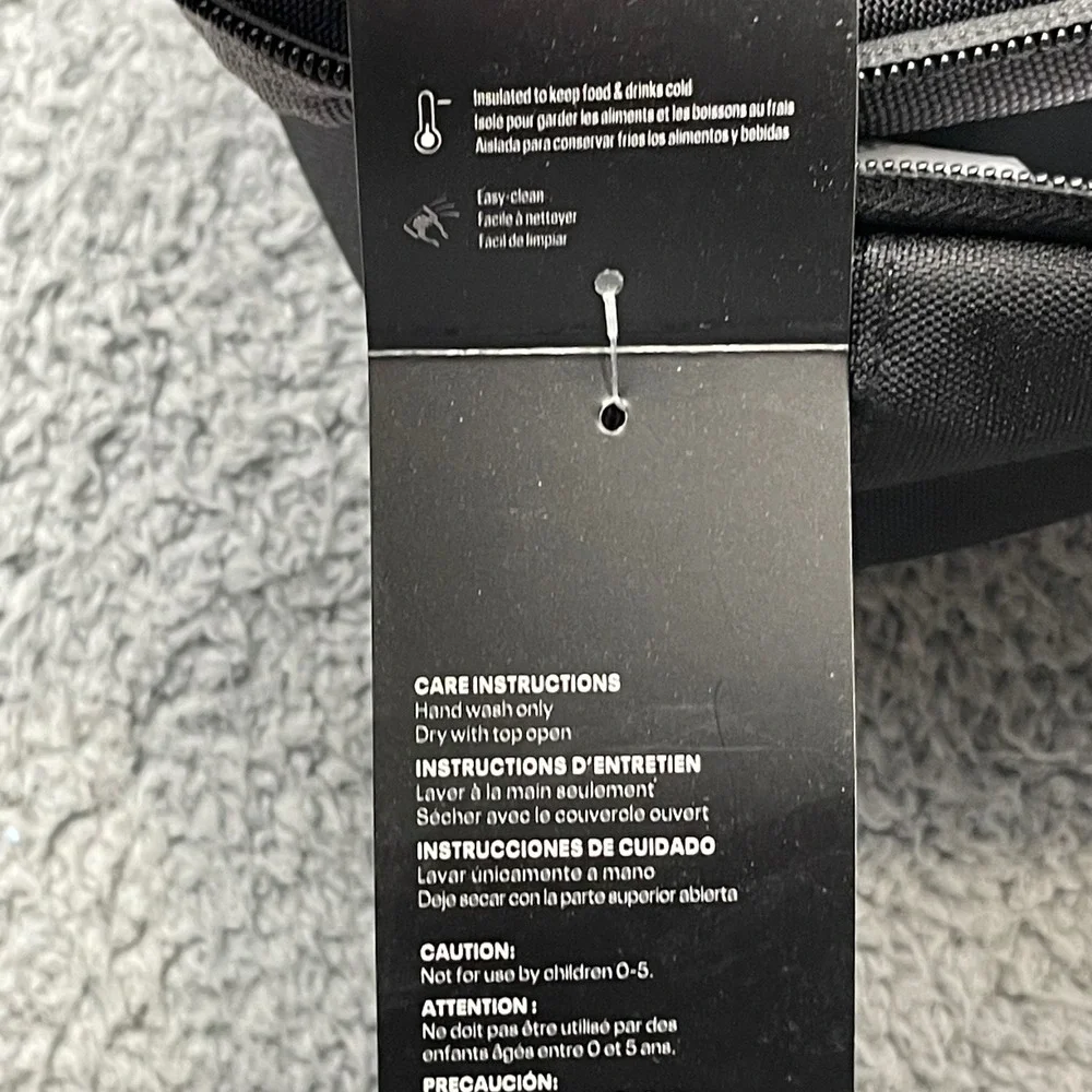 NWT Under Armour UA71270 Insulated Front Pocket Black Lunch Bag 1387676-001